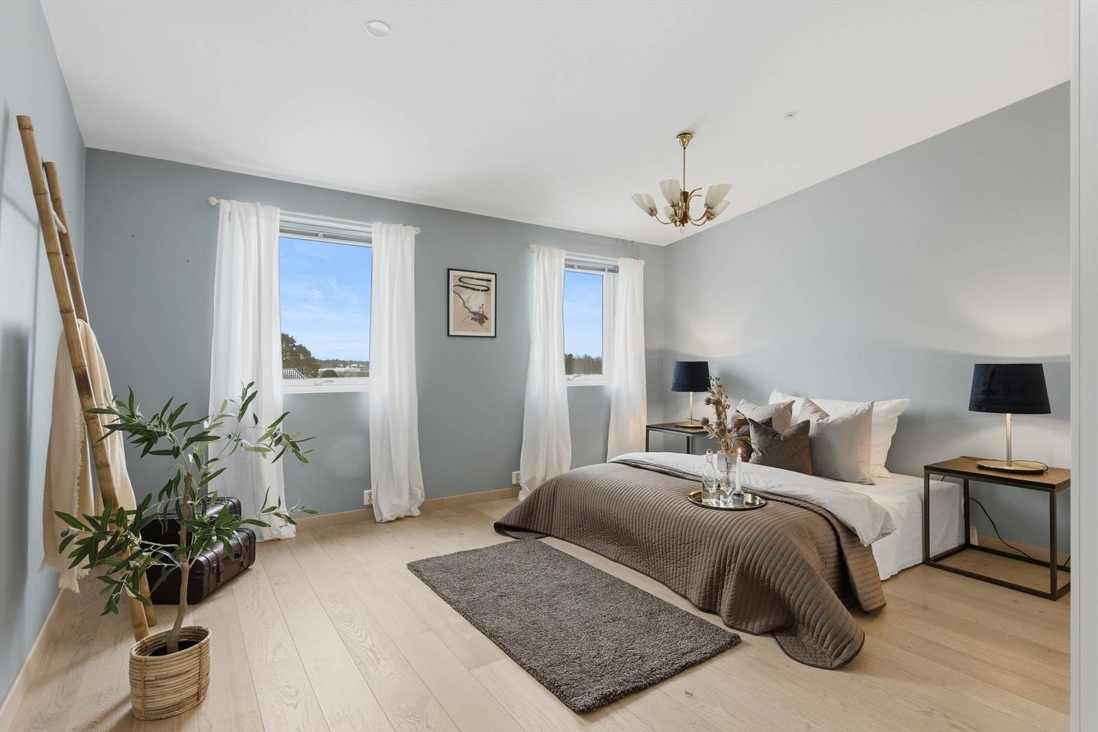 Dette store og allsidige soverommet ligger vegg-i-vegg med leilighetens hovedsoverom, på leilighetens hjørne mot syd-øst. Dette ca. 18 m² store rommet byr på mange bruksmuligheter. Galleribilde