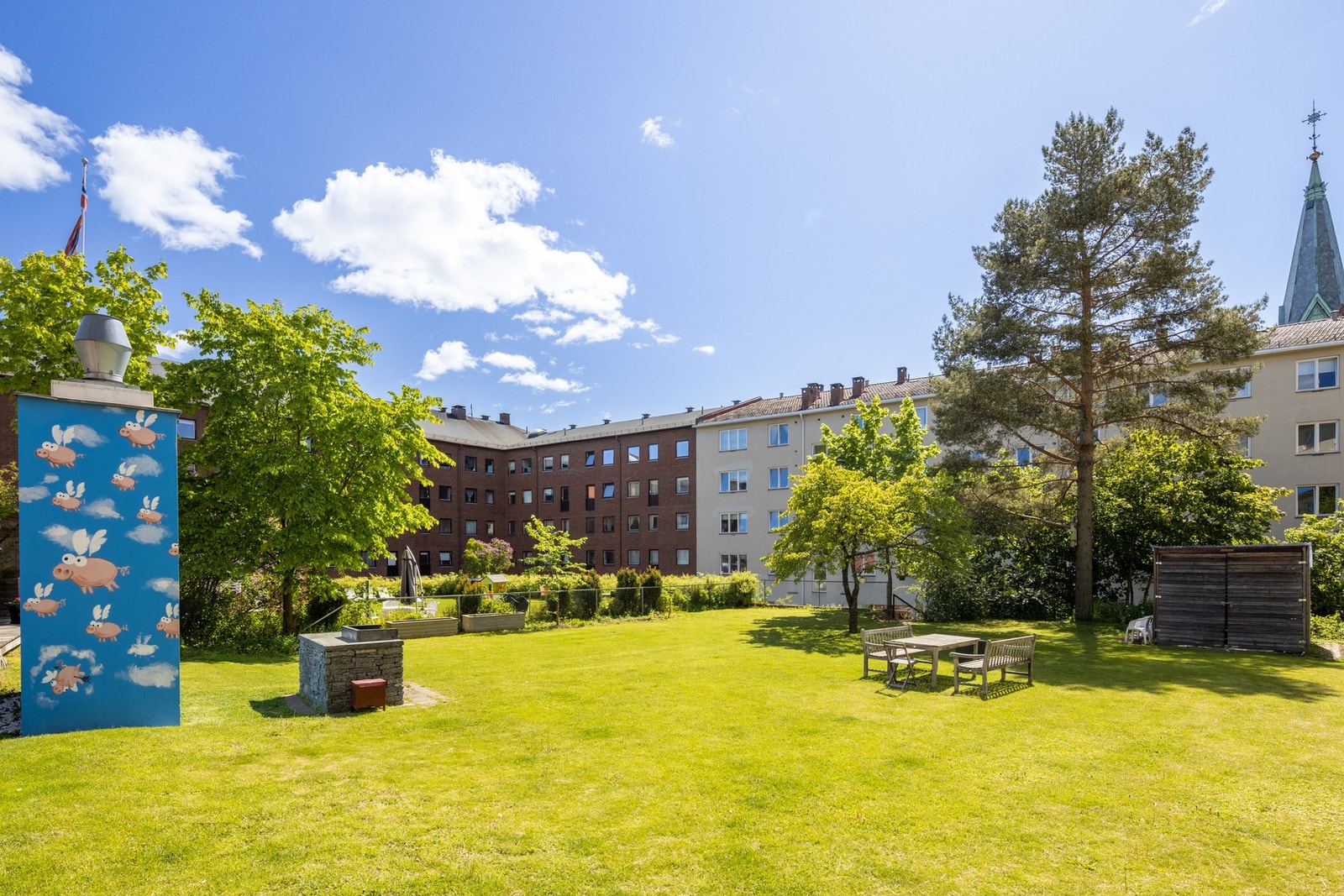 Godt med boltreplass til både lek, solsenger og mange gjester! Galleribilde