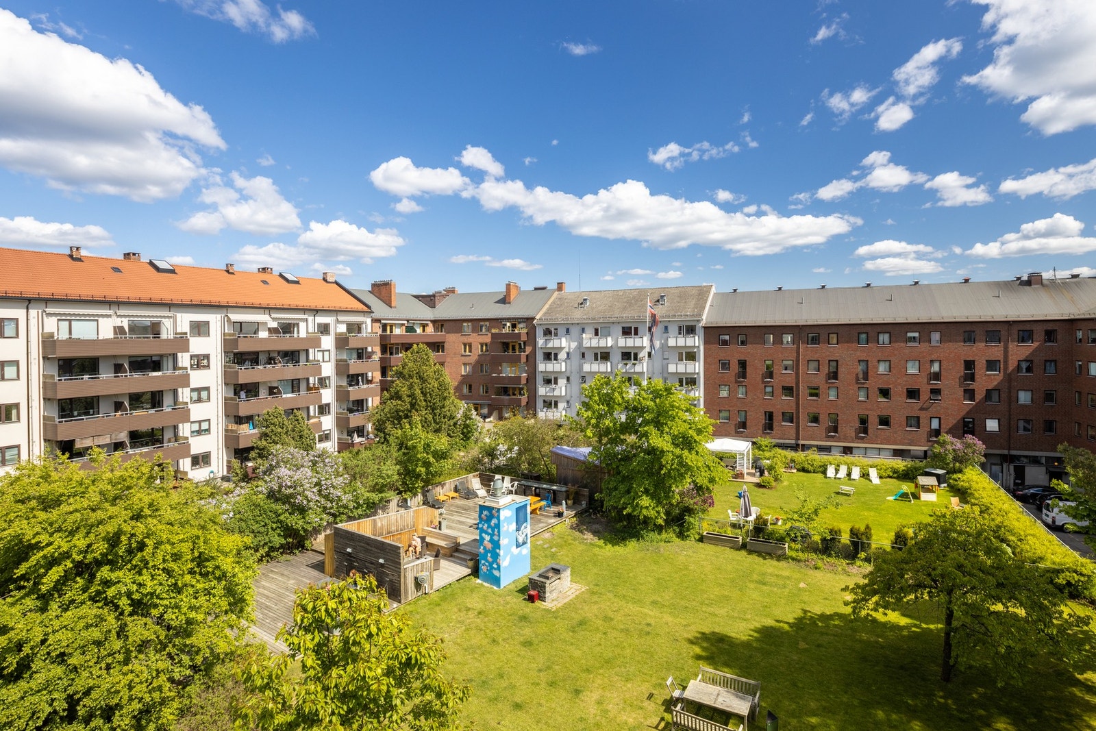 Borettslaget har en idyllisk, stor og lukket hage med utekjøkken, utekino, grill, solsenger og masse sol! Galleribilde