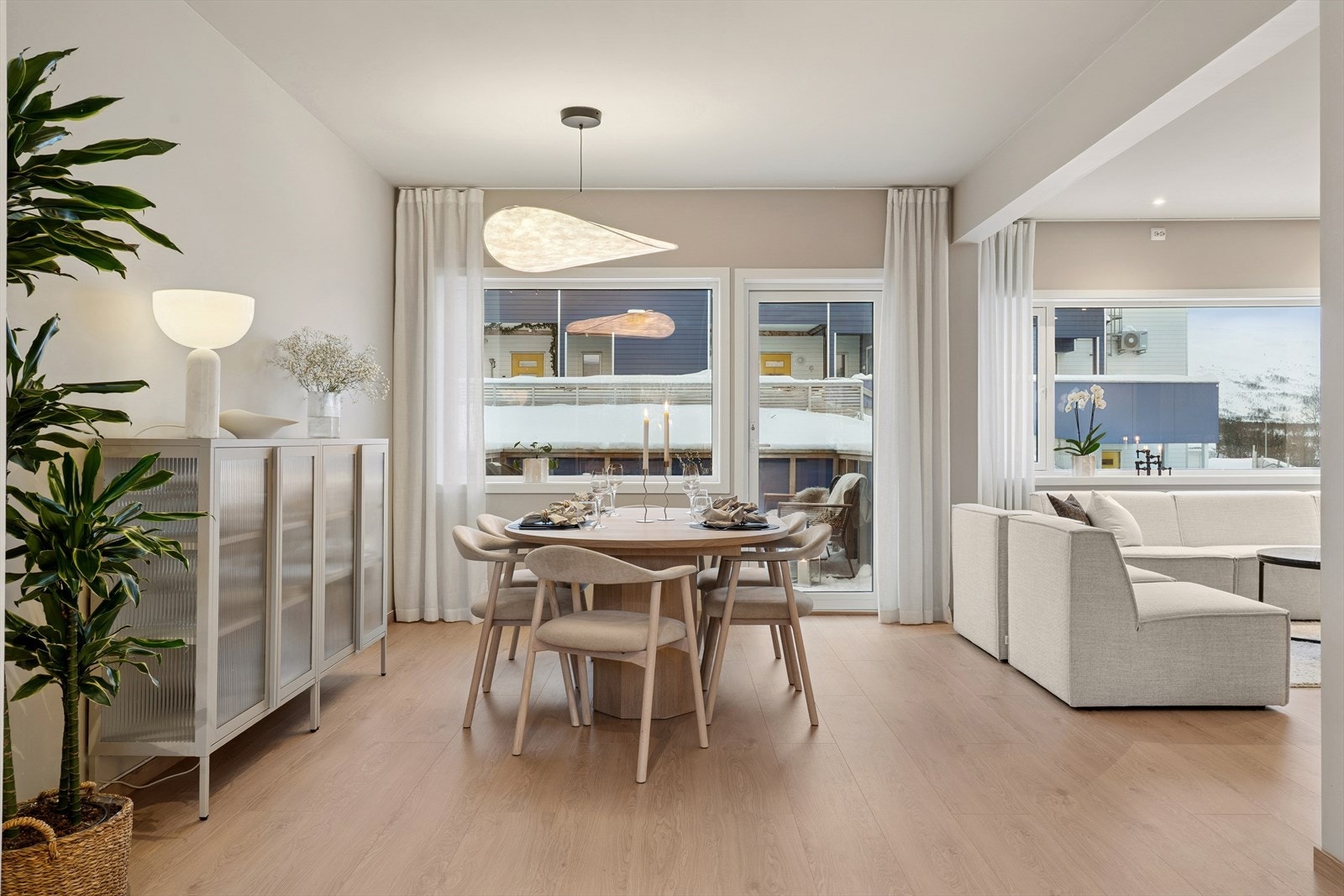 Spisestuen byr på god plass til langbord og i taket over er det tilrettelagt for taklampe (lampe medfølger ikke) Galleribilde