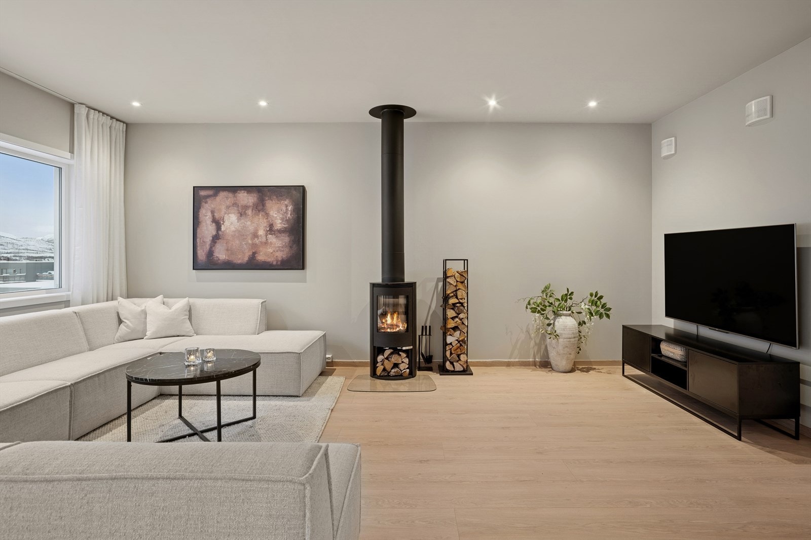 Rommet er i nyere tid oppgradert med nytt gulv, oppmalte vegger og samtidig ble taklister fjernet for å lage listefrie overganger Galleribilde