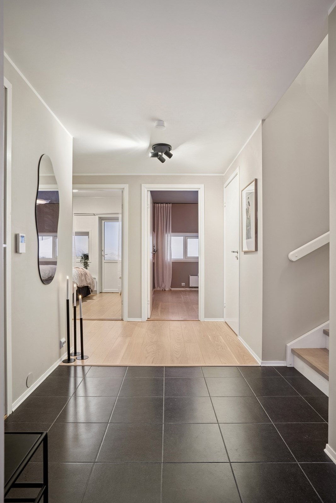 Du ønskes velkommen inn i en hyggelig flislagt entré/gang - Herfra har du tilgang til to soverom, bad, toalettrom og trapp opp til hovedetasjen Galleribilde