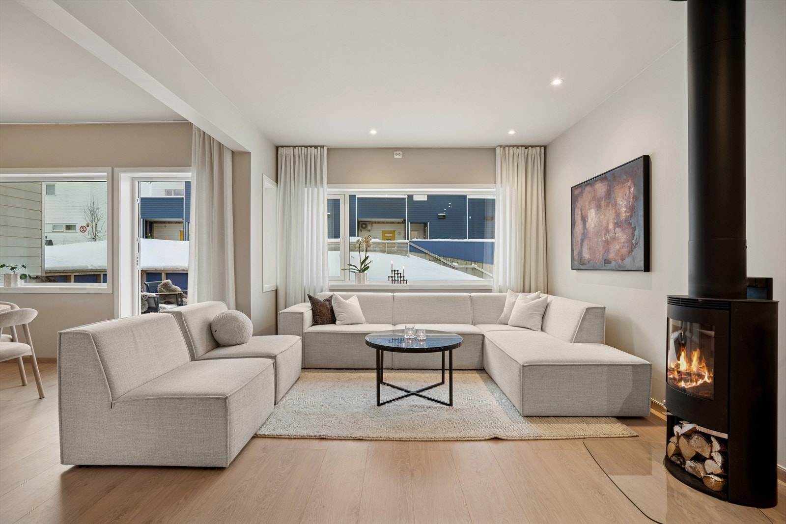 Her er det store vindusflater som slipper inn rikelig med dagslys og utgang til en vestvendt balkong Galleribilde