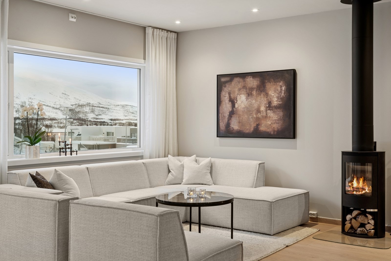 Stuen har peisovn som gir hygge og ikke minst rask oppvarming på kjølige dager - I tillegg er det varmepumpe for mer stabil oppvarming Galleribilde