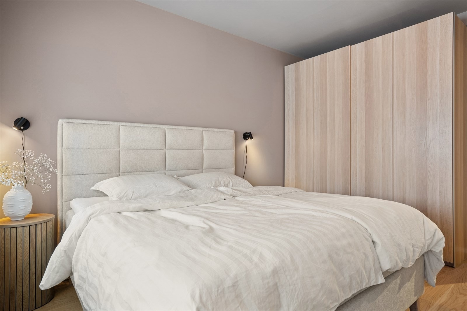 Soverom II - Rommet er utstyrt med to doble garderobeskap Galleribilde