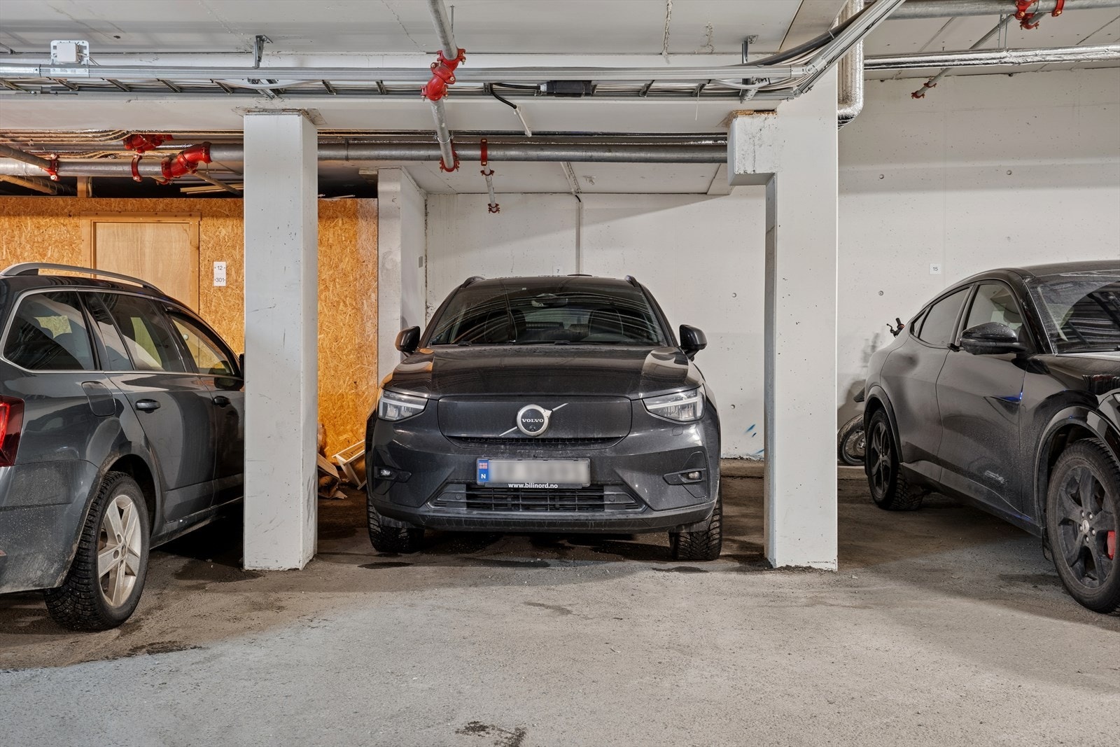 Parkeringsplass m/lader for elbil - Det er felles garasjeanlegg i nabobygg Galleribilde