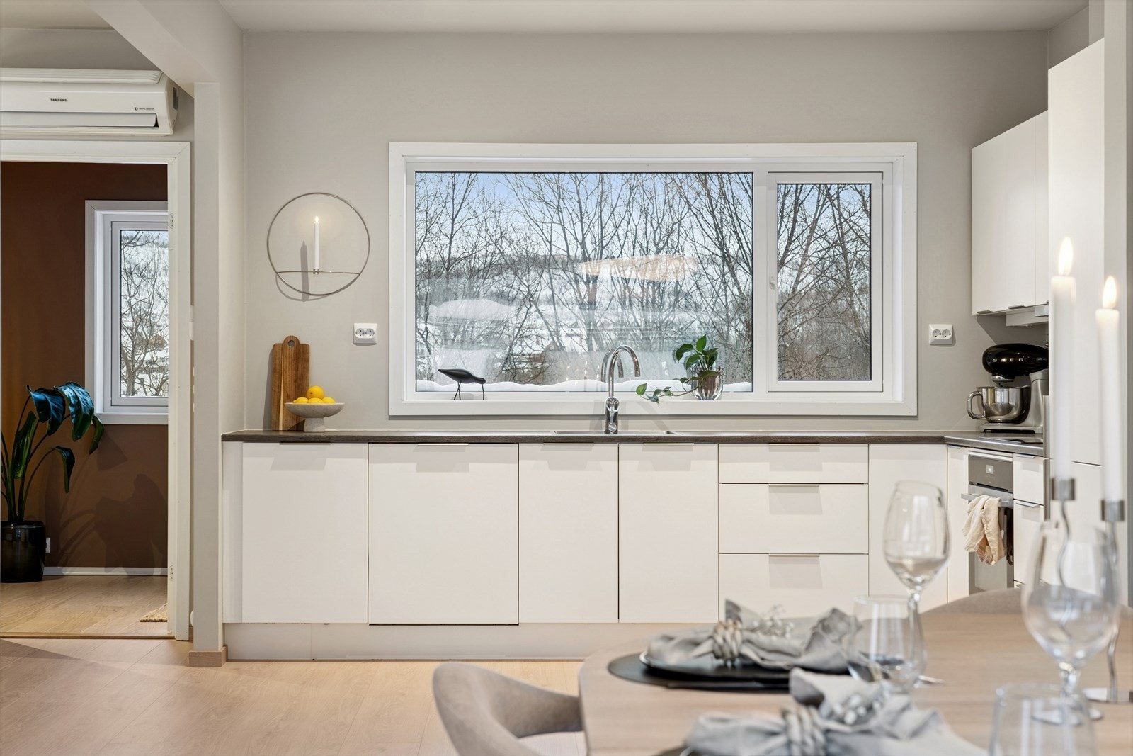 Godt utbygget med skap- og benkeplass. Galleribilde