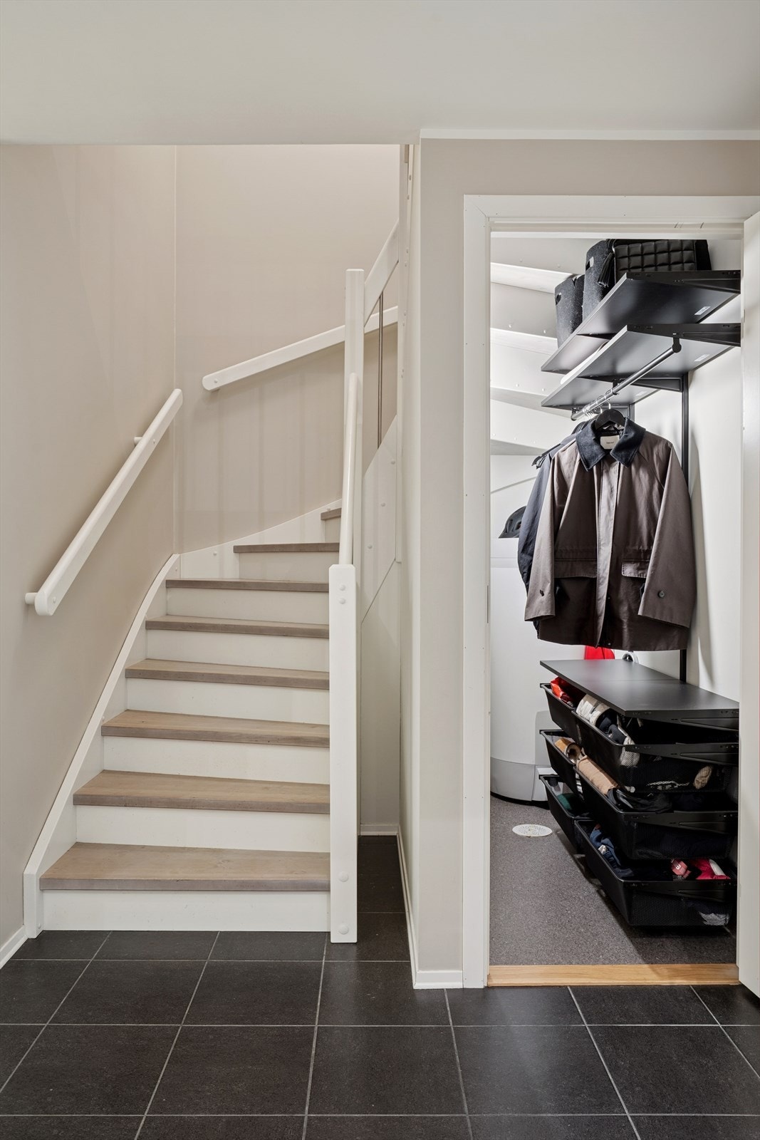 Under trappen finner du en kjekk bod utstyrt med VVB og garderobeløsning Galleribilde