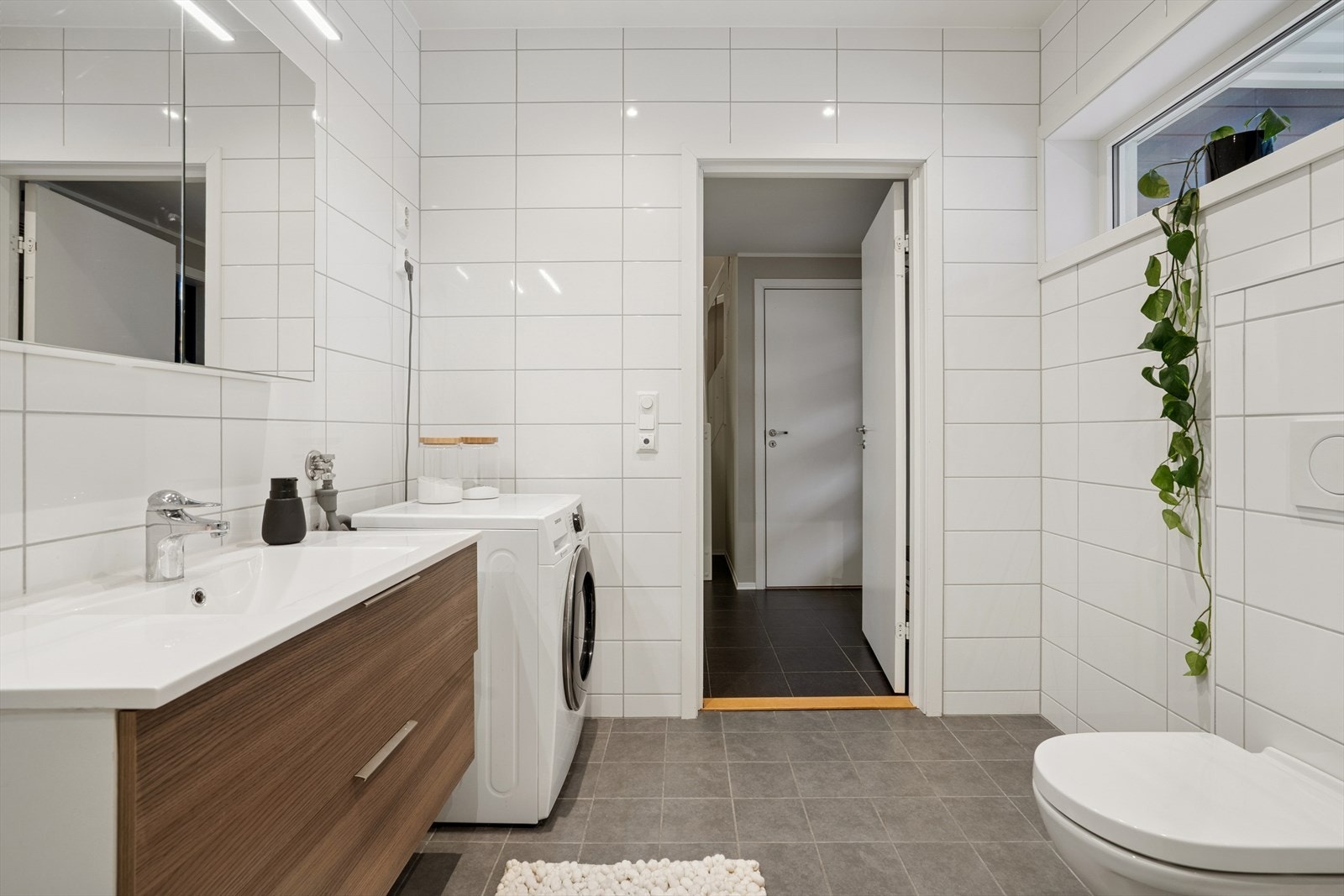 Baderomsinnredningen består av servant mede romslige skuffer under og overskap med speilfronter Galleribilde