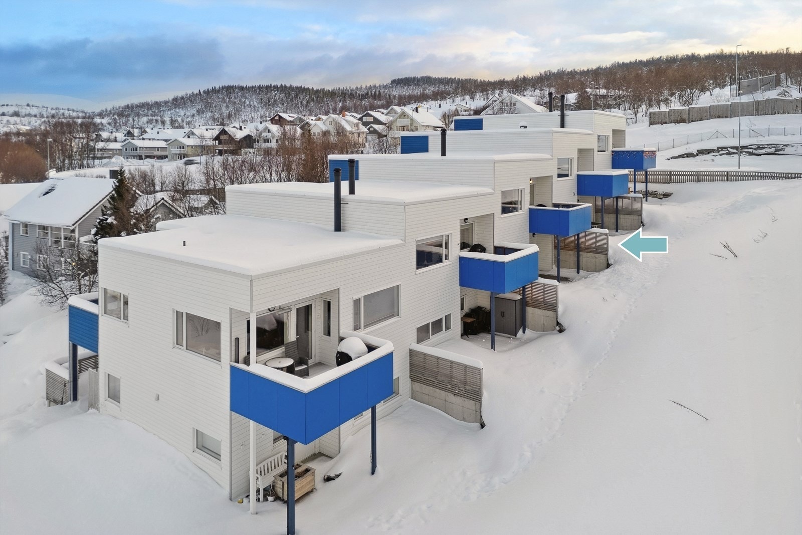 Boligen har midtplassering i en rekke av totalt 5 boliger, med fine utearealer både mot øst og vest - Med andre ord får du svært gode solforhold Galleribilde