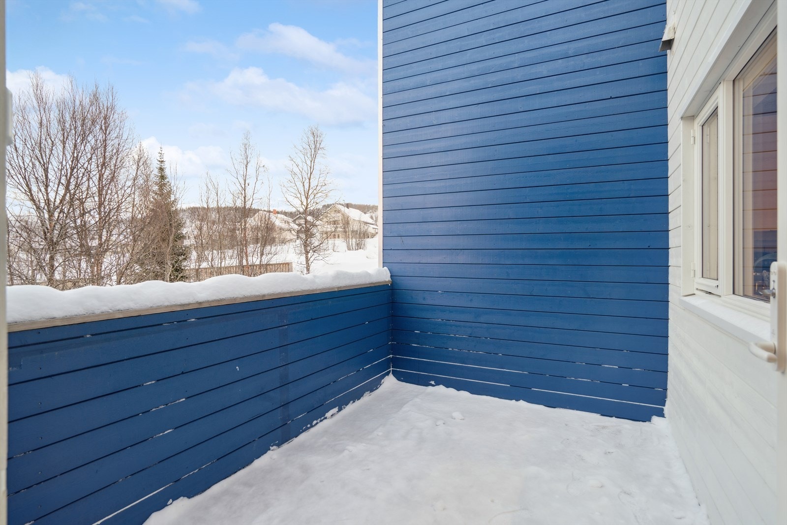 Balkong mot øst - Det er også en østvendt terrasse i 1. etasje (ved inngangspartiet) Galleribilde