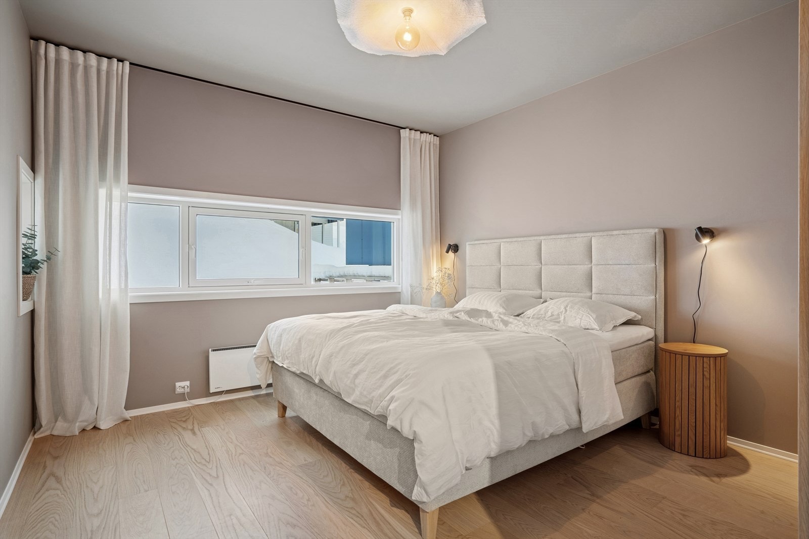 Soverom II - Hovedsoverommet er malt i en dus farge og byr på god plass til dobbeltseng med tilhørende nattbord på begge sider Galleribilde