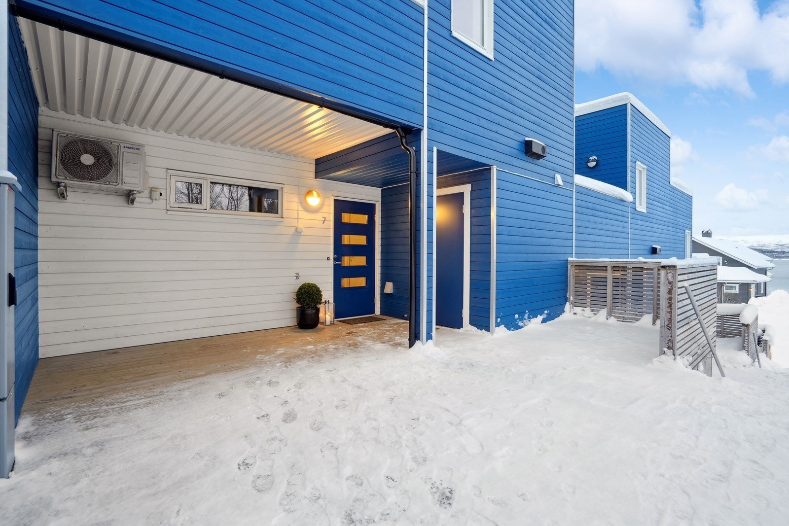 Adkomst til nevnte bolig via utvendige trappet og eget overbygget inngangsparti - Ved inngangsdøren finner du også en kjekk sportsbod Galleribilde