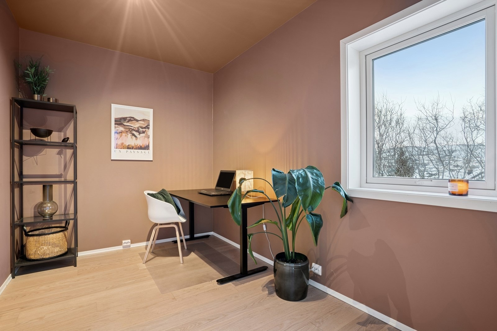 Soverom I - Soverommet i 2. etasje er malt i en moderne fargetone og kan alternativt fint benyttes som kontor eller ekstra stue - Herfra er det også utgang til en balkong Galleribilde