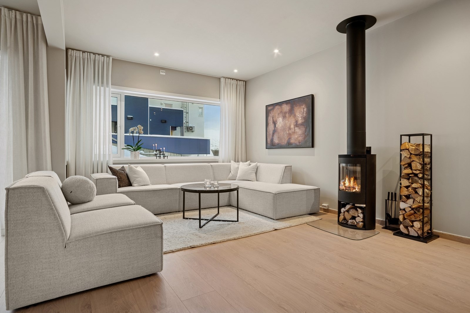 Stuekroken gir god plass til stor sofa med tilhørende salongbord Galleribilde