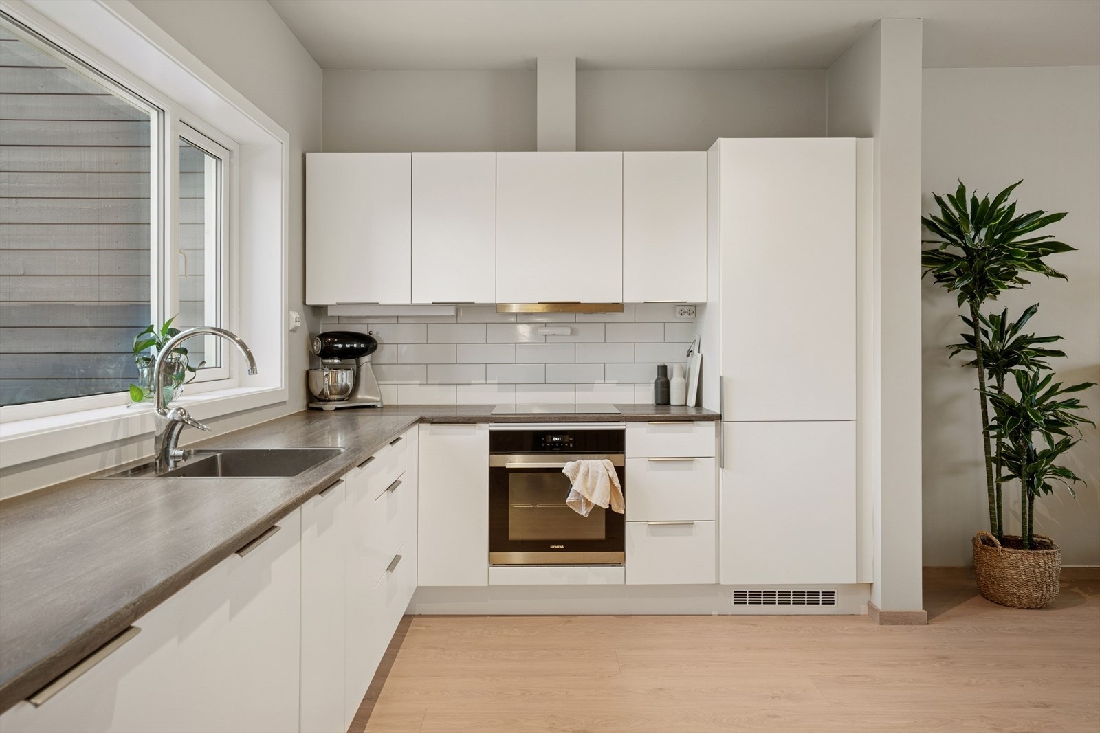 Hvitevarene medfølger og består av kombiskap kjøl/frys, oppvaskmaskin med vannstoppsystem, induksjonstopp med komfyrvakt og stekeovn Galleribilde