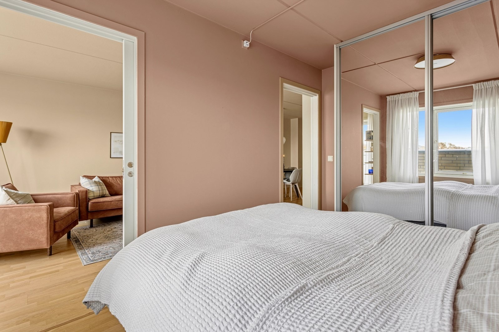 Garderobeløsningen med speilfronter gir både rikelig med oppbevaring og et mer romslig inntrykk. Galleribilde