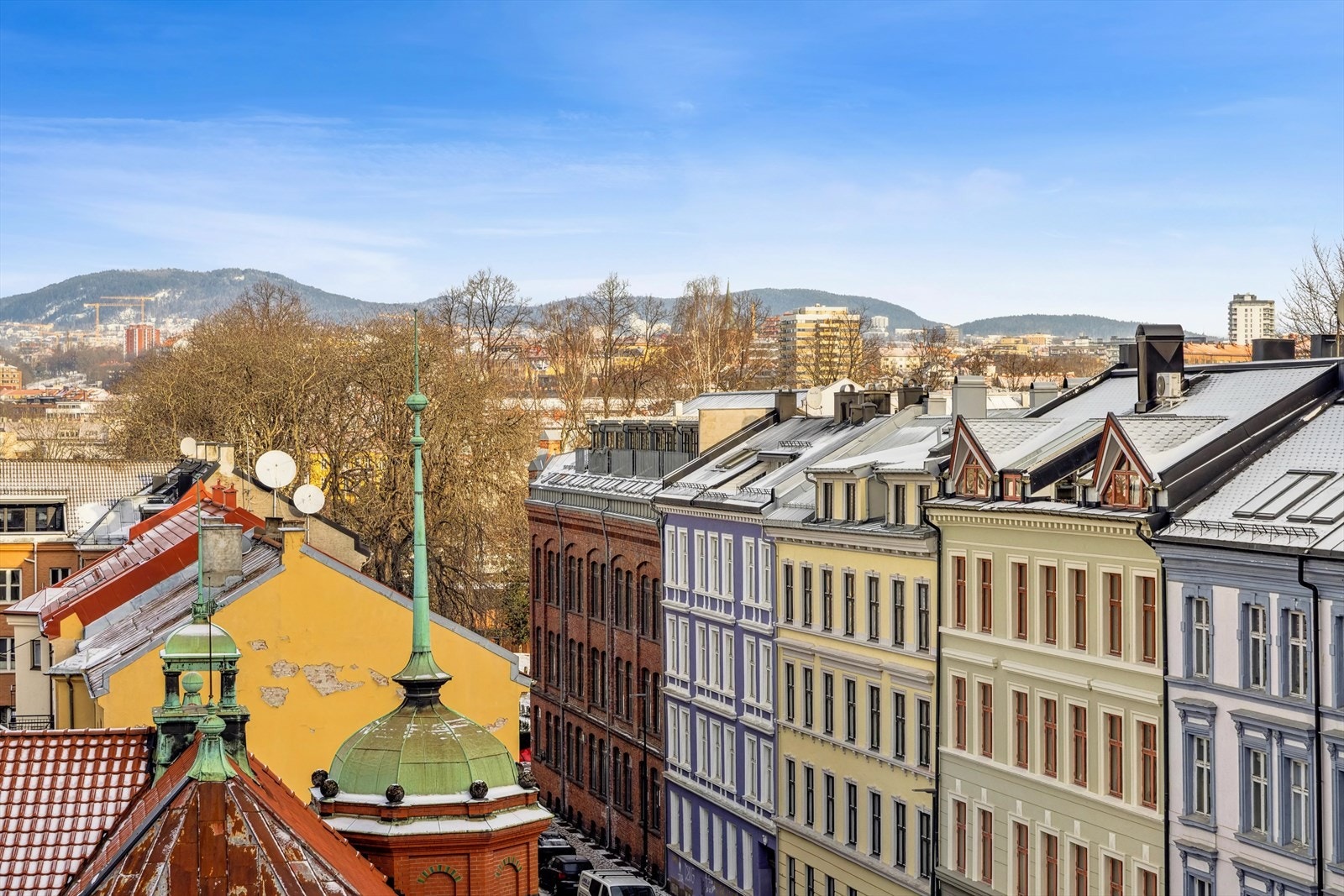 Fra balkongen kan du nyte flott utsikt over nærområdet, bysilhuetten og åsene i det fjerne. Galleribilde