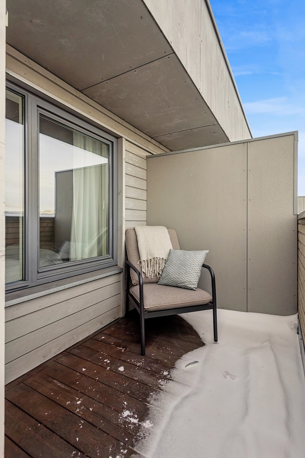 En lun og skjermet krok, litt tilbaketrukket på balkongen. Galleribilde