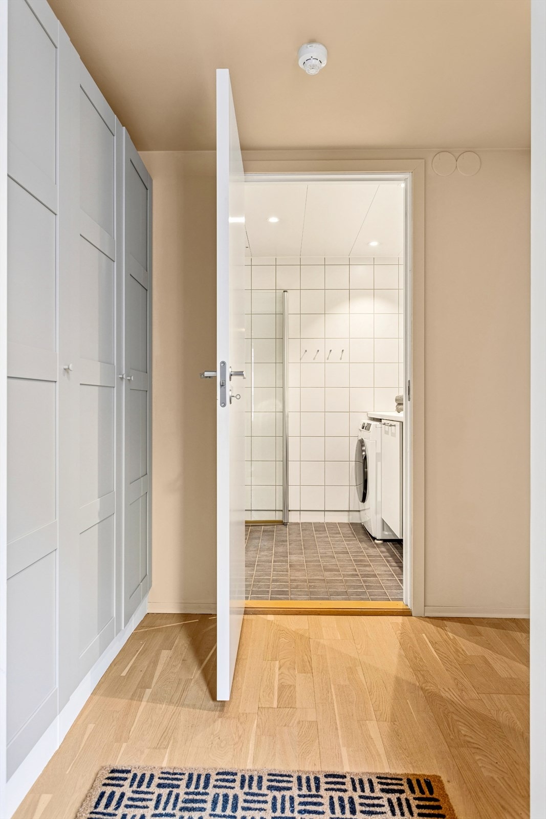 Lys entré som gir et godt førsteinntrykk av boligen. Her er det god plass til sko og yttertøy i garderobeskapet. Galleribilde