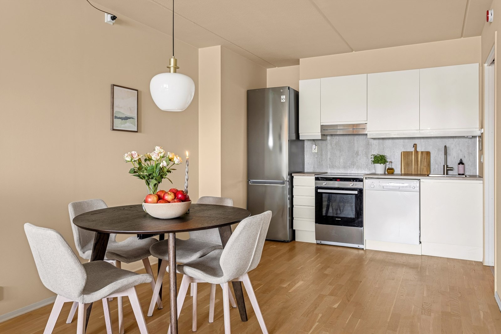 Naturlig plass til spisebord i tilknytning til kjøkkenet. Det er også plass til en kjøkkenøy om ønskelig med mer benkeplass. Galleribilde