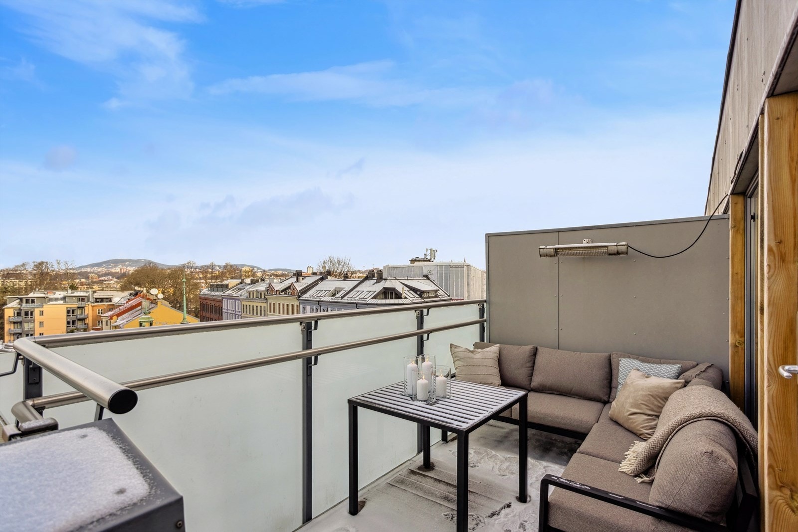 Her er det god plass til både sittegruppe og grill - et perfekt sted å nyte late sommerdager. Galleribilde