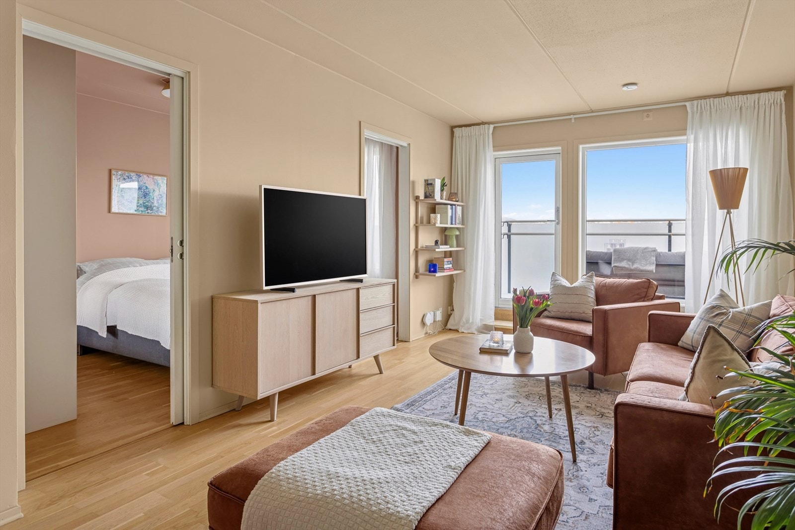 Sjenerøse vindusflater fyller stuen med dagslys og gir en åpen og luftig atmosfære. Galleribilde