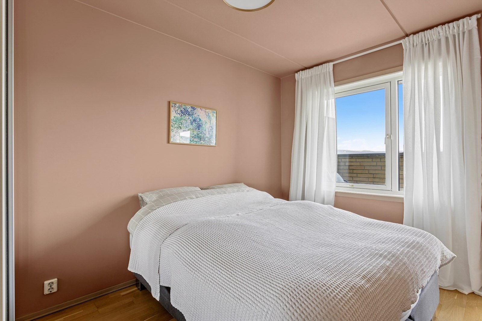 Soverommet er av god størrelse med plass til dobbeltseng, nattbord og annet møblement Galleribilde