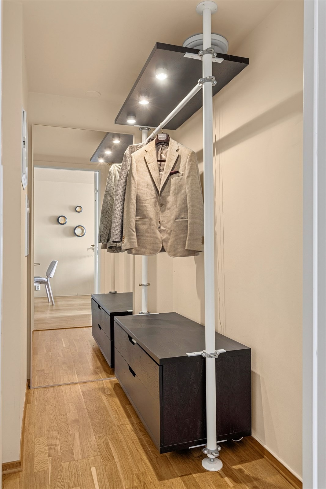 Innvendig bod innredet som walk-in closet. Galleribilde