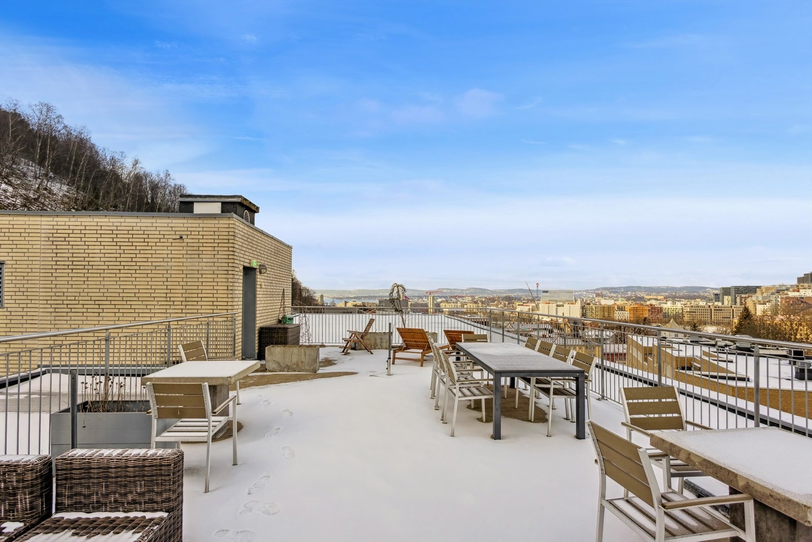 Borettslaget har en flott felles takterrasse som er et herlig sted å tilbringe varme sommerdager. Galleribilde