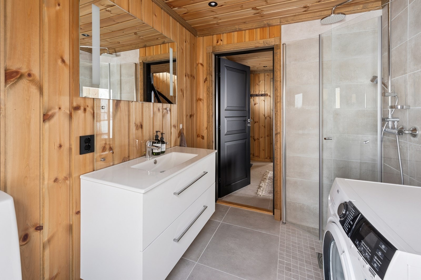 Rommet har flislagt gulv med elektriske varmekabler. Galleribilde