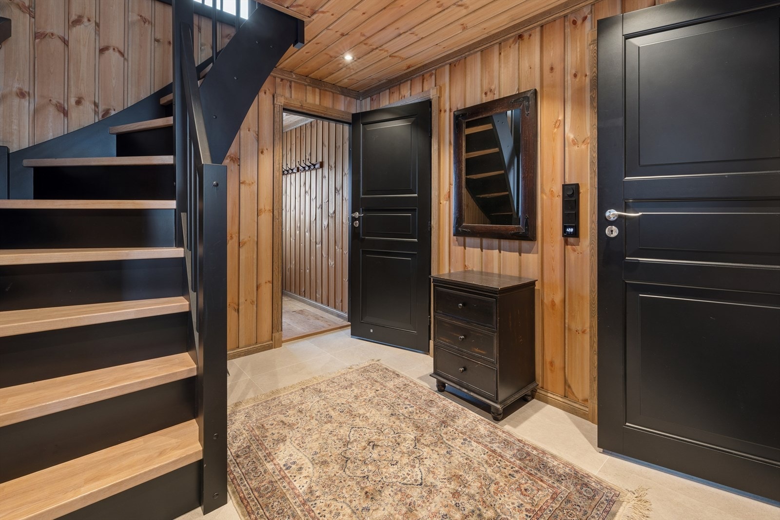 Innbydende entré med praktisk plass til både yttertøy og sko. Herfra videre inn i en romslig og elegant gang med trappeoppgang som gir et flott førsteinntrykk Galleribilde