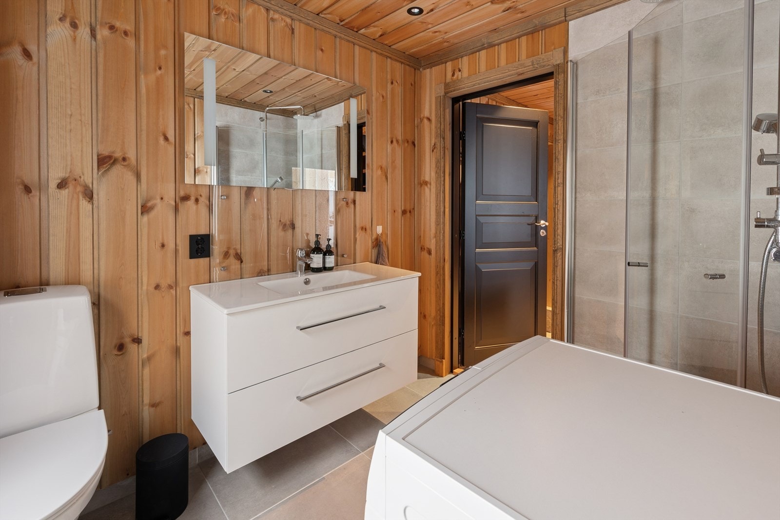 Badet i 1. etasje fremstår delikat, moderne og funksjonelt. Galleribilde