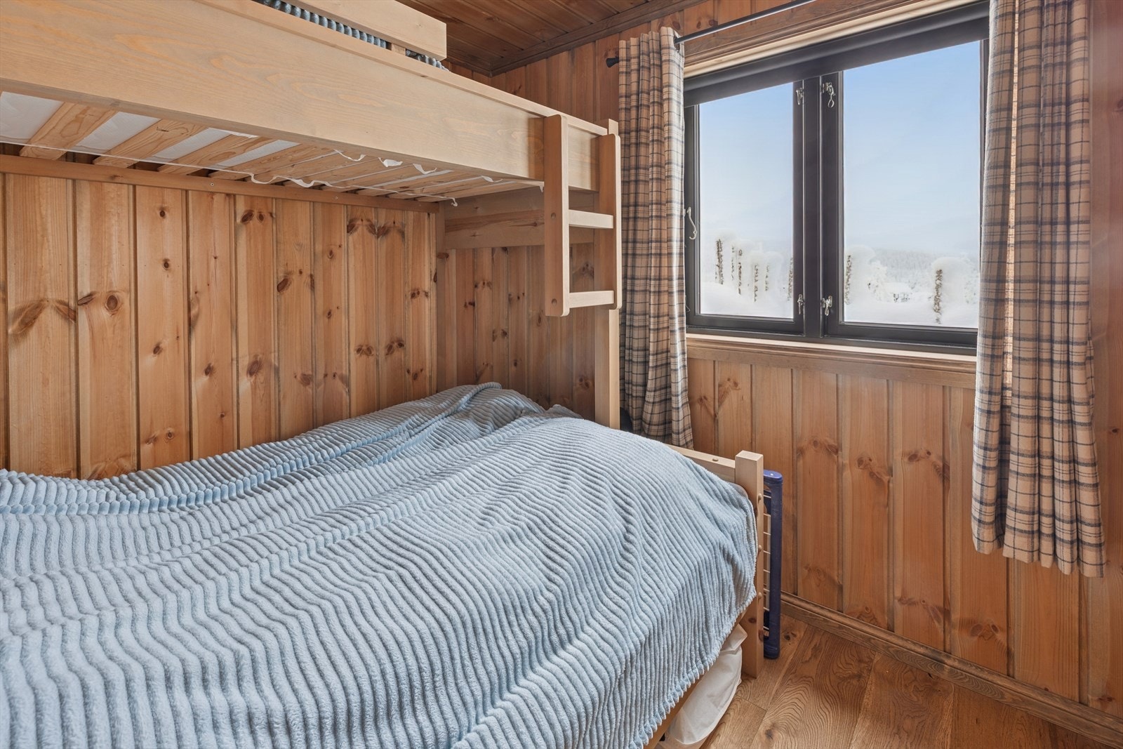 Soverom 2 har en praktisk køyeseng som gir hele tre sengeplasser - perfekt for både familie og gjester. Galleribilde