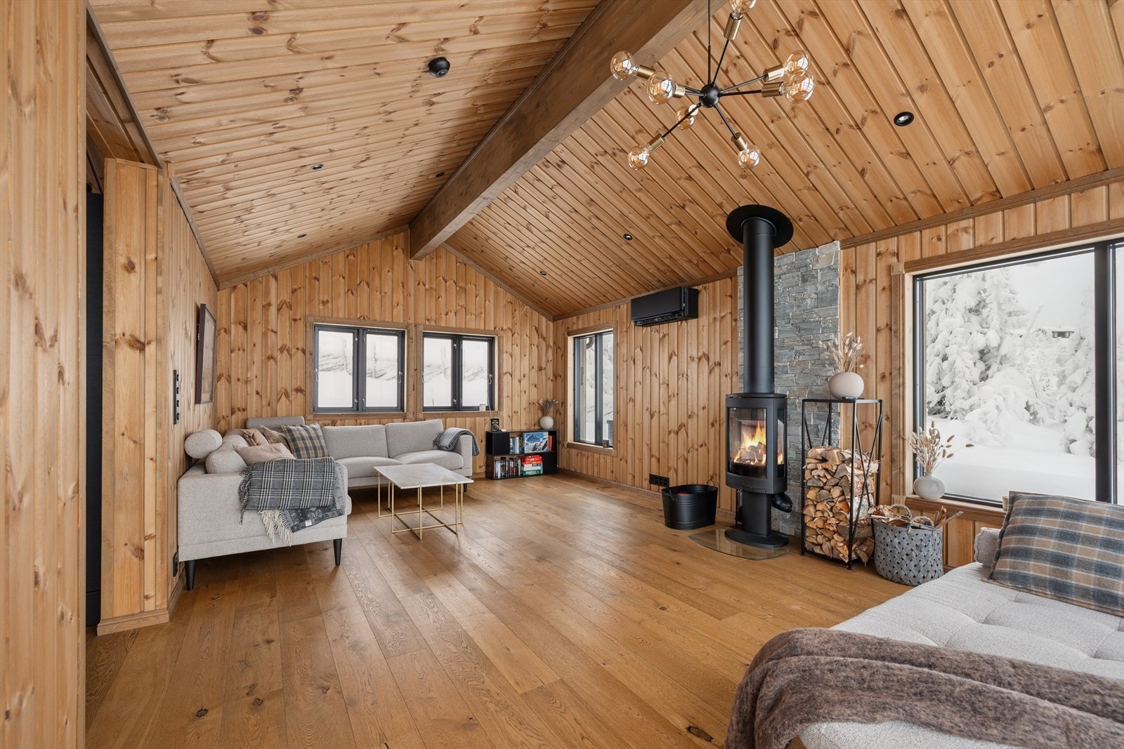 Mange muligheter for møblering etter eget ønske og behov. Vedovn som gir lun og god varme på kalde vinterdager. Galleribilde