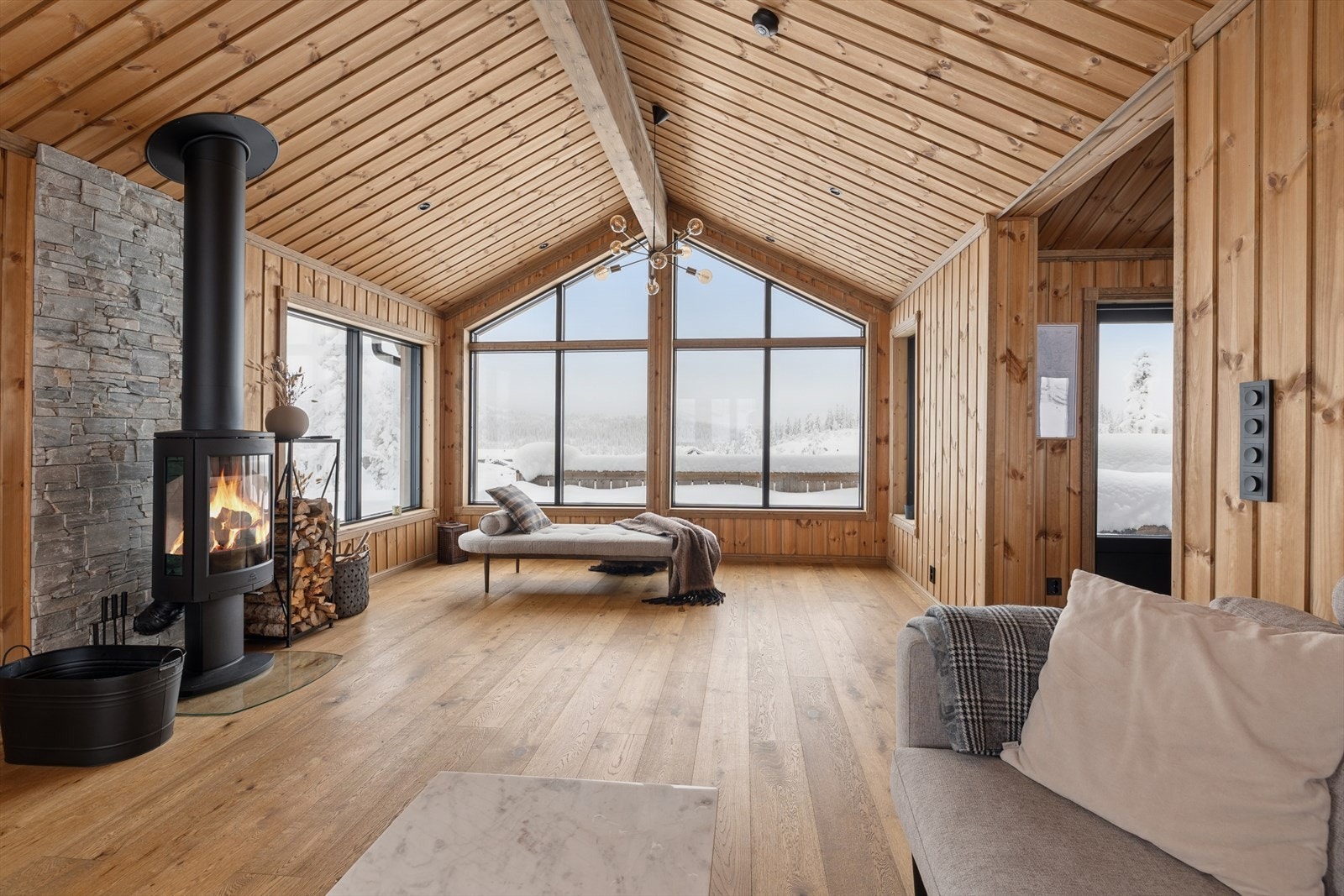 Meget flott, lys og romslig stue med rikelig plass til møblering etter eget ønske og behov. Galleribilde