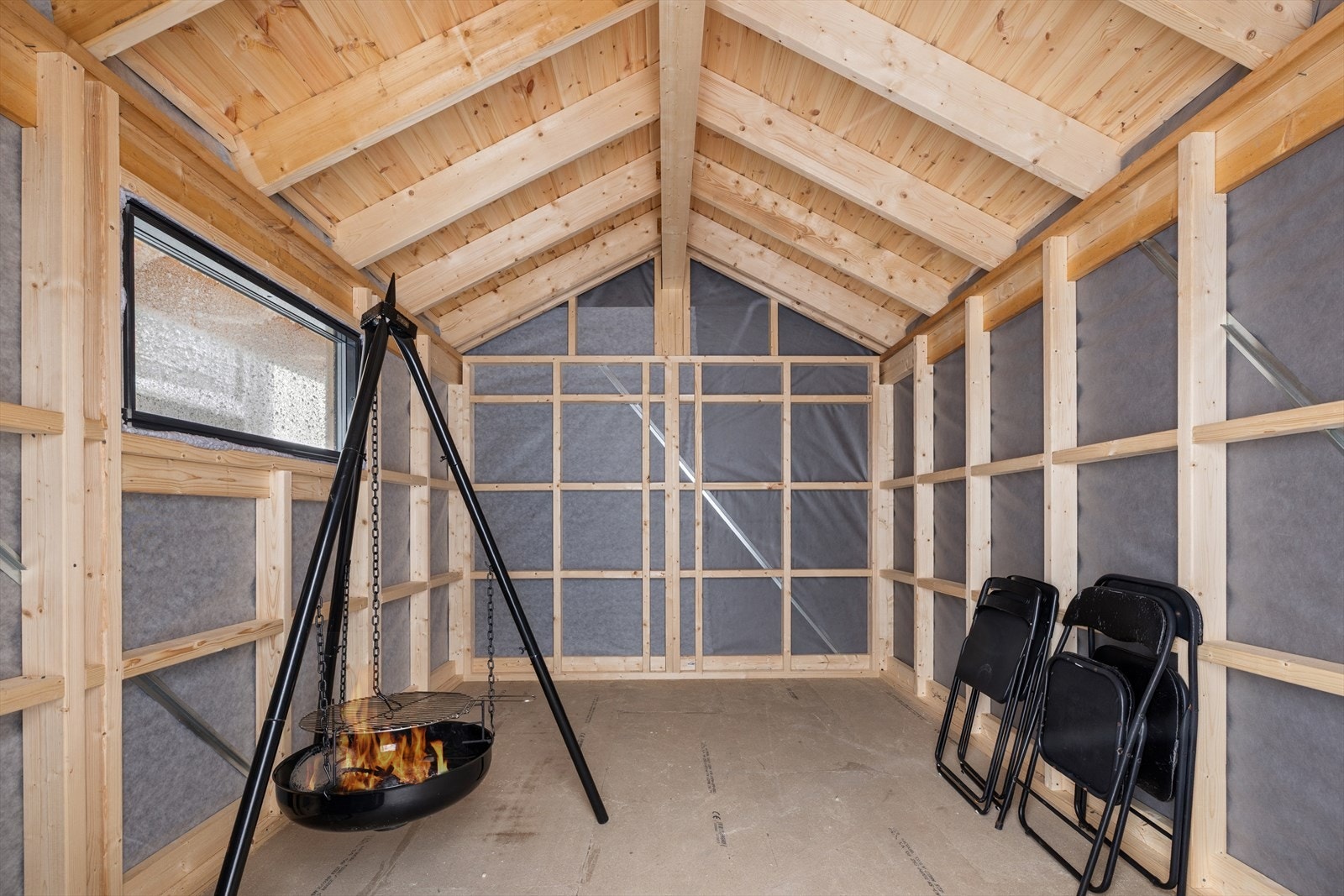 Rom klart for innredning, et fleksibelt og lyst areal som enkelt kan tilpasses egne ønsker og behov. Galleribilde