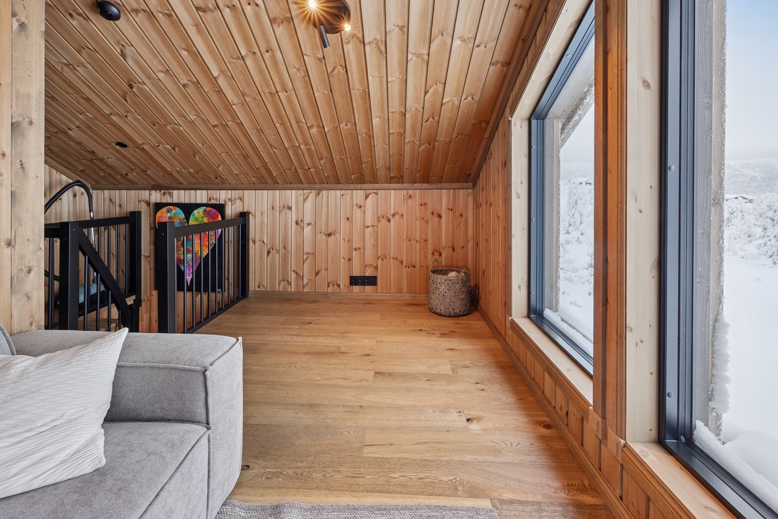 Loftstuen har også store vindusflater som slipper inn rikelig med naturlig lys og byr på vakker utsikt mot den flotte naturen utenfor. Galleribilde