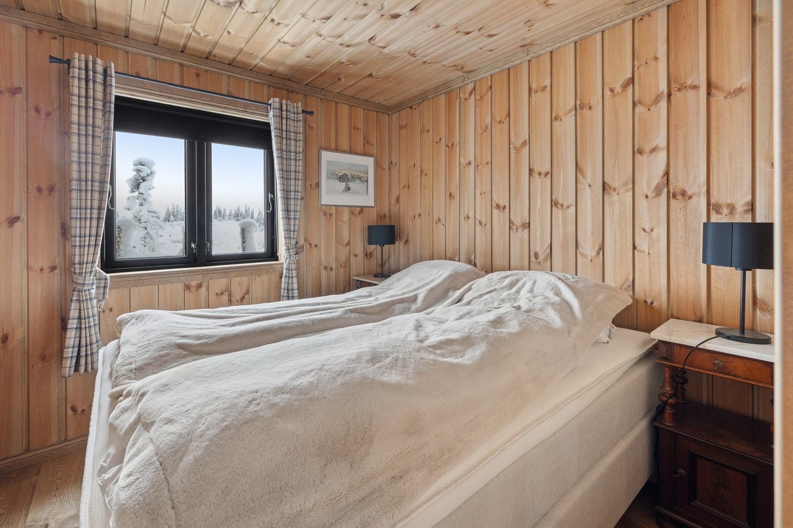 Hovedsoverommet i 1. etg. er lyst og fint med god plass til dobbeltseng og spisebord. Galleribilde