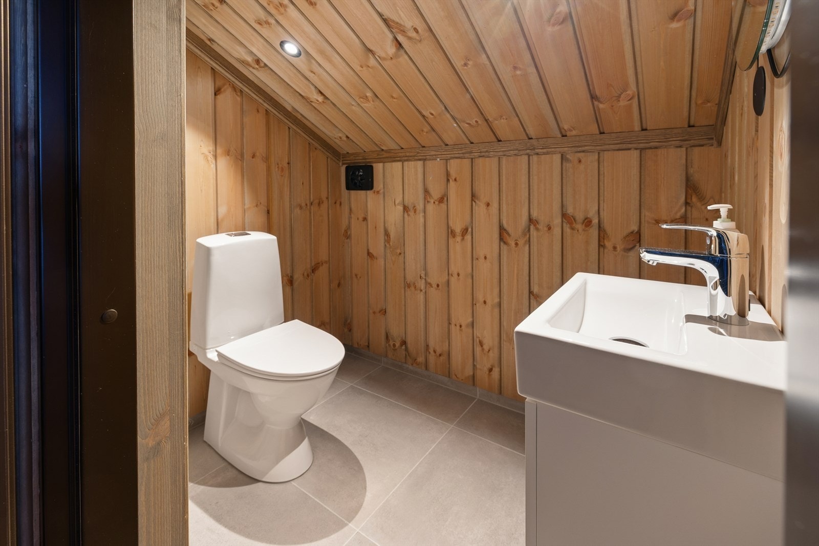 Rommet er utstyrt med innredning med nedfelt servant, toalett og dusjhjørne med glassvegger. Galleribilde