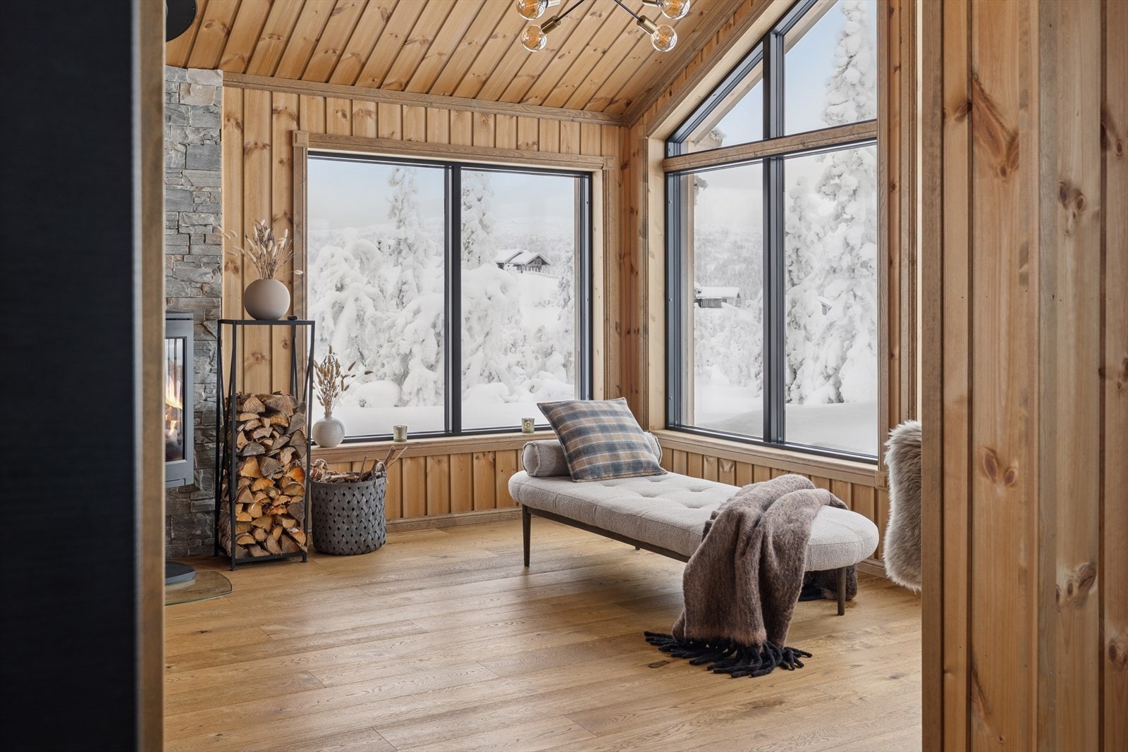 Nydelig utsikt! Her får du naturen inn gjennom de store vinduene i stua. Galleribilde