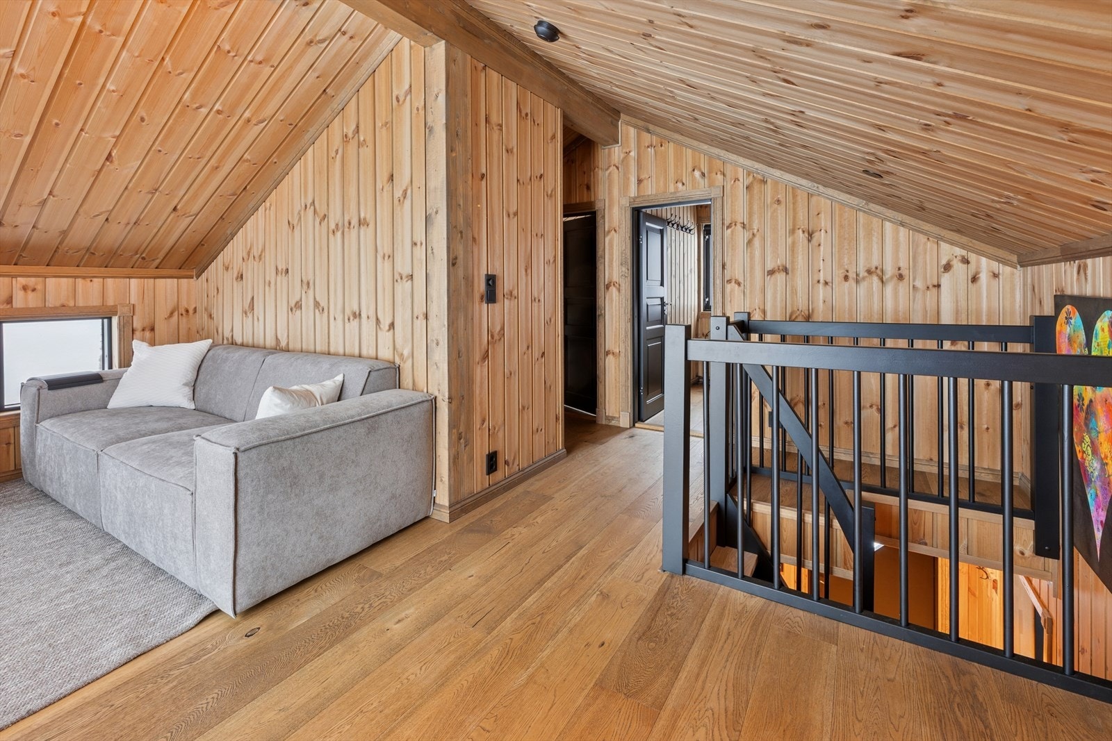 Romslig loftstue med inngang til bad og 2 soverom. Galleribilde