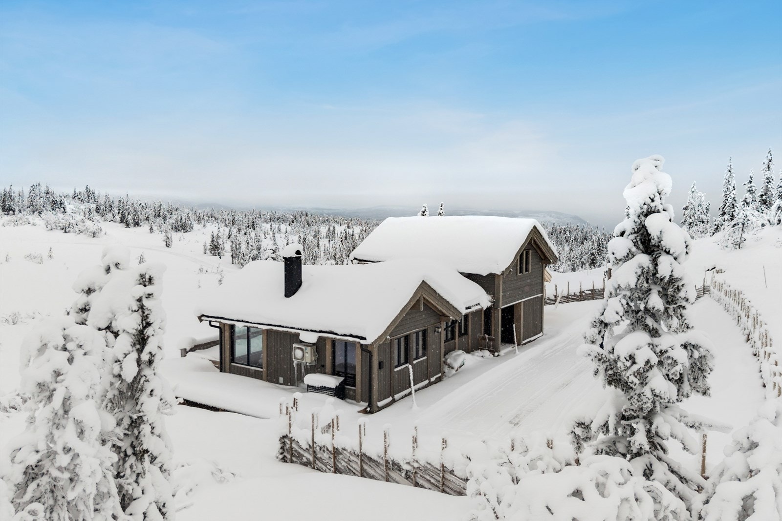 Hytta ligger i vakkert terreng, med gode solforhold og flotte turmuligheter i nærheten. Perfekt for friluftsentusiaster. Galleribilde