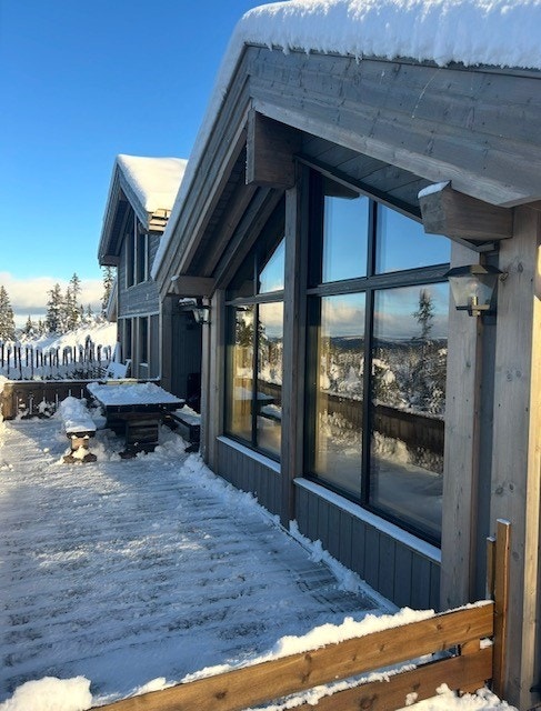Romslig terrasse med utgang fra stuen. Galleribilde