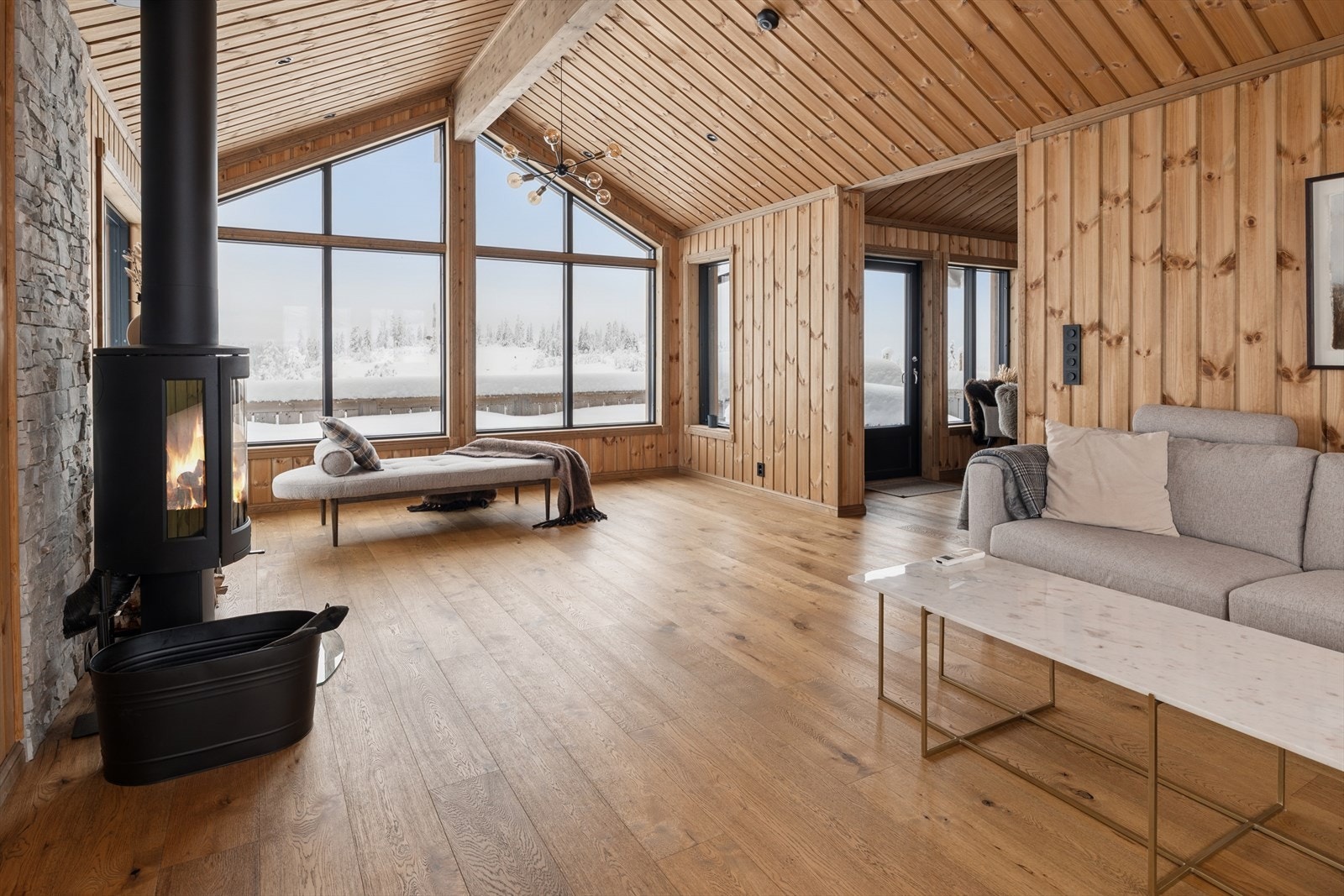 Hytta ligger vakkert til i et lett skrånende terreng med fin utsikt og gode solforhold. Galleribilde