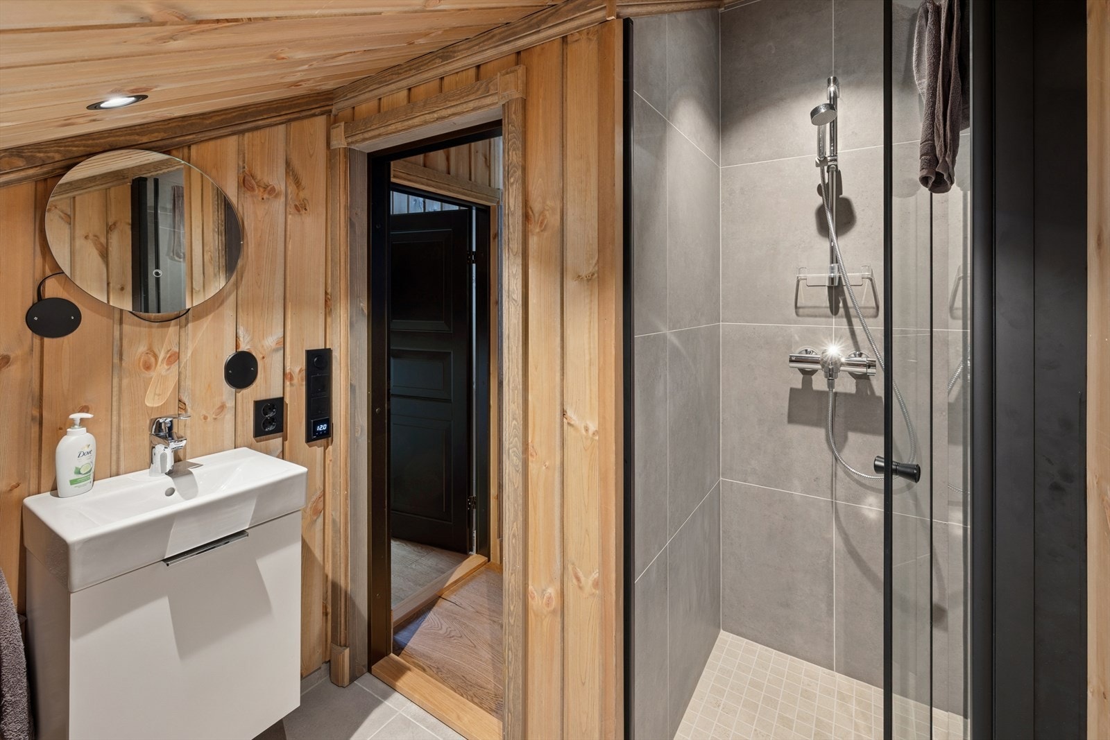 Badet i 2. etg. fremstår moderne og funksjonelt. Gulvet er flislagt og har elektriske varmekabler som gir god komfort. Galleribilde