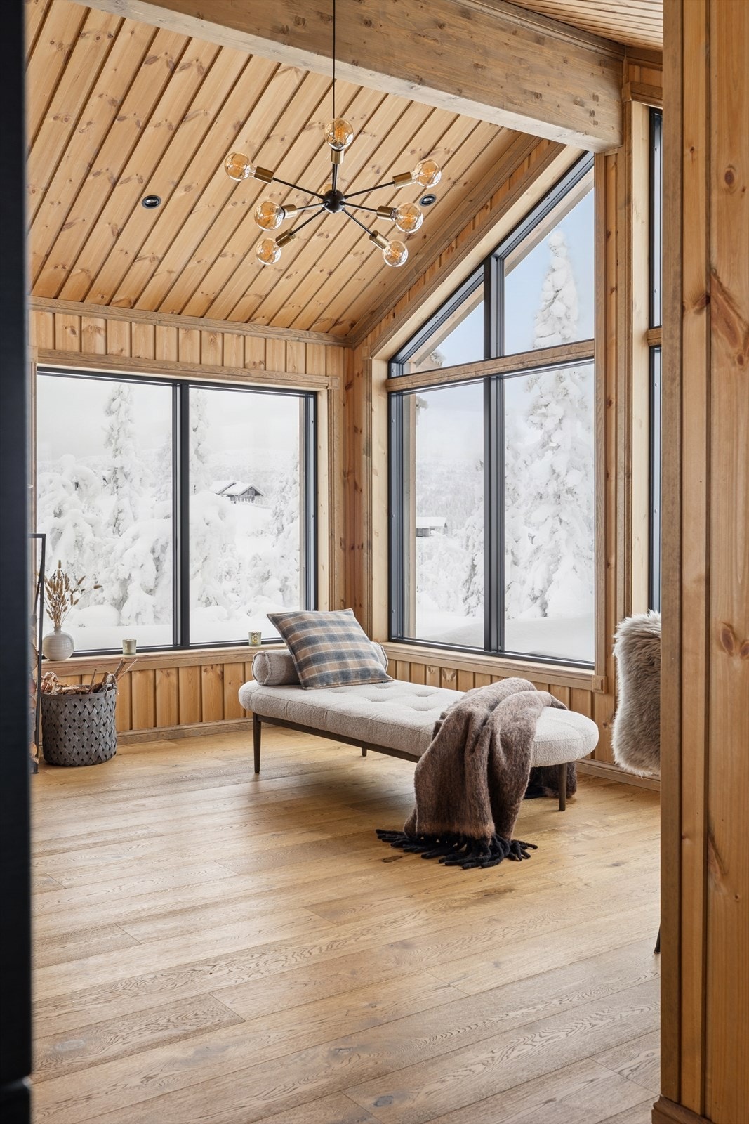 De store vindusflatene slipper inn rikelig med naturlig lys og skaper en luftig og behagelig atmosfære. Galleribilde