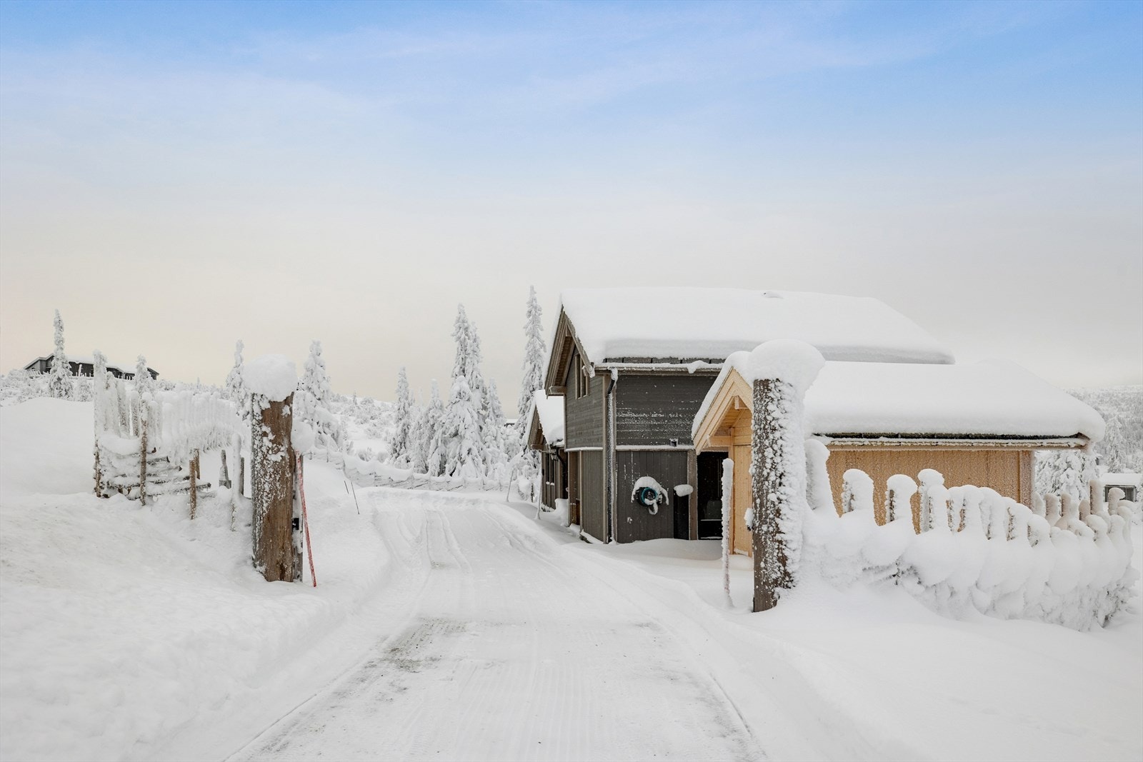 Her kan du kjøre til døra, og det er god plass til flere biler. Galleribilde