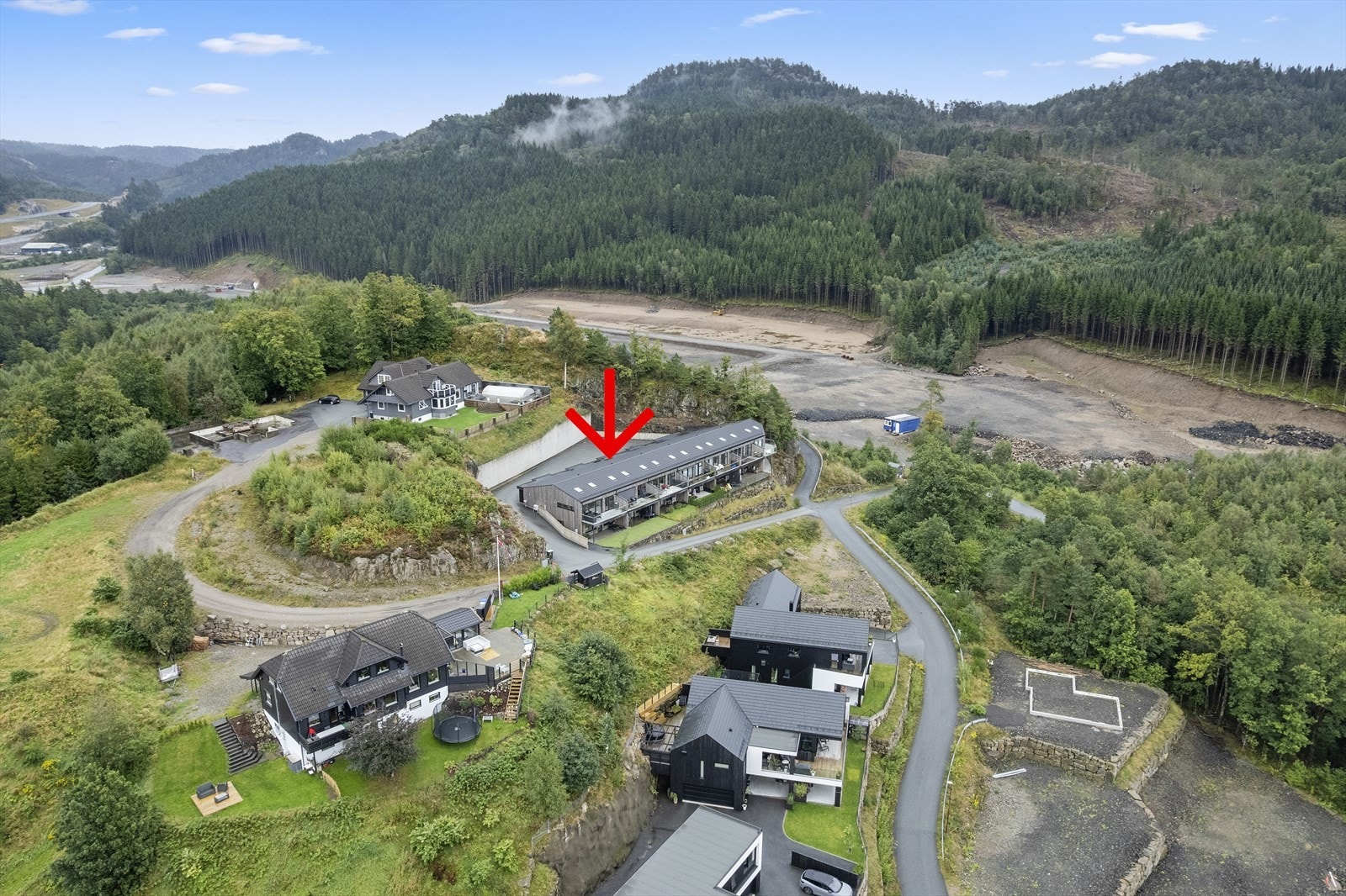 Nyere etablert nabolag med mange barnefamilier i området. Det er også flott lekeplass like ved. Galleribilde