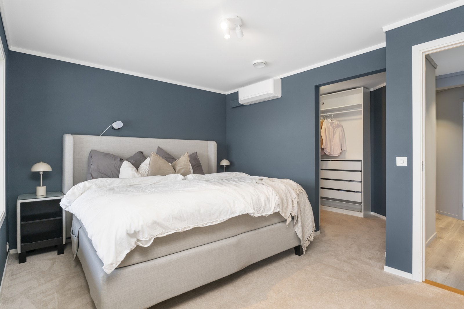 Hovedsoverom med tilhørende walk-in garderobe. Galleribilde